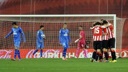 Los jugadores del Athletic celebran el gol de Susaeta.