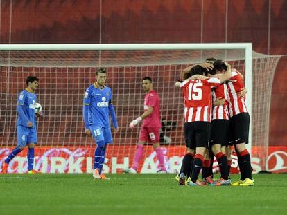 Los jugadores del Athletic celebran el gol de Susaeta.