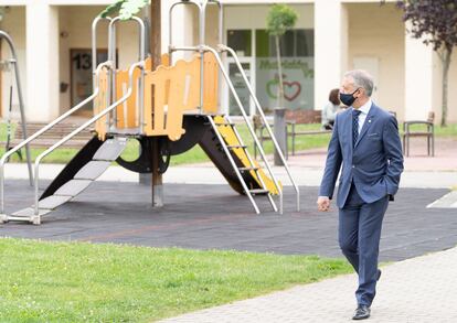 El candidato a la reelección por el PNV, Iñigo Urkullu, pasa junto a un parque infantil.