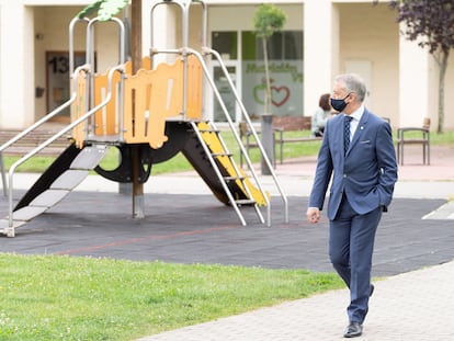 El candidato a la reelección por el PNV, Iñigo Urkullu, pasa junto a un parque infantil.