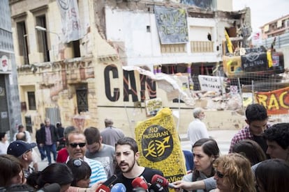 Un portavoz de Can Vies antiende a la prensa.