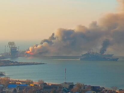 Una columna de humo se alza este jueves sobre un buque ruso en el puerto ucranio de Berdiansk, en una imagen difundida en las redes sociales.