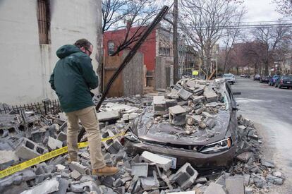 Un trabajador de una aseguradora notifica sobre los daños que han ocasionado los fuertes vientos en Washington, EE UU.