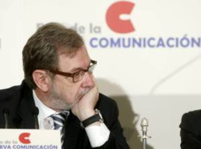 El presidente de Prisa, Juan Luis Cebrián, durante el desayuno informativo presentado por presidente del Tribunal Constitucional, Pascual Sala, esta mañana en Madrid.