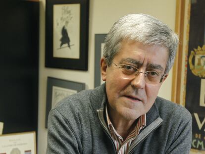 Javier Corcuera, en su despacho de la Universidad de Sarriko.