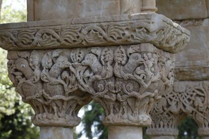 Claustro románico en los jardines del Mas del Vent de Palamós, (Girona). Detalle de uno de los capiteles.
