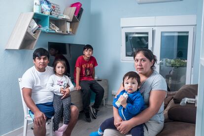 Rosa Elvira con su familia: su esposo Franklin y sus tres hijos en su nuevo piso.
