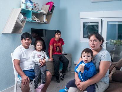 Rosa Elvira con su familia: su esposo Franklin y sus tres hijos en su nuevo piso.