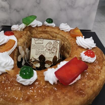 El pastelero asturiano Jaime Rodríguez se ha convertido en una referencia dentro de la alta repostería en Gijón. Sus roscones de Reyes los elabora de hojaldre relleno de almendras, o de brioche, a los que se les puede rellenar con nata, trufa de chocolate o crema tostada. También los preparan en unidades de ración. Pequeño, 20 euros, grande, 30 euros. www.pralinegijon.com.