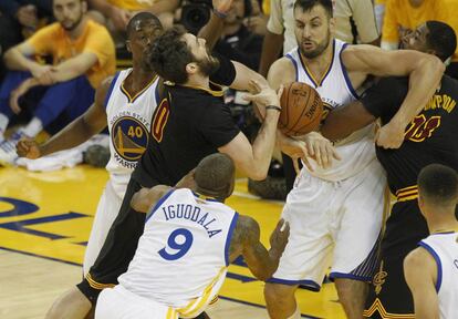 Barnes, Love, Iguodala, Bogut y Tristan Thompson luchan por un rebote.