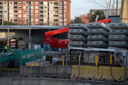 Exterior del pozo de la tuneladora de la L9 del metro de Barcelona próximo al Camp Nou. Las piezas de hormigón son las dovelas con las que se construye el túnel: cada arco tiene siete piezas, todas distintas, pero que según se coloquen marcan la dirección del túnel.