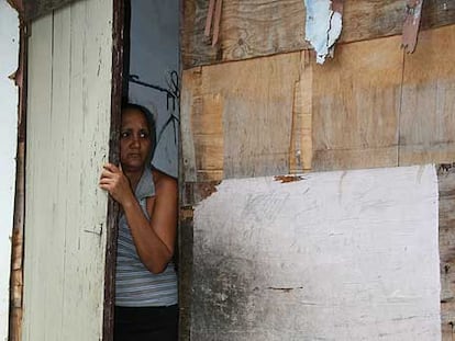 Nuria, en la puerta de su casa en Santa Bárbara (Santo Domingo).
