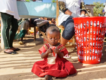 Una niña come alimento terapéutico para la desnutrición aguda en un centro de salud en Madagascar.