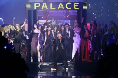 El desfile de alta costura de Jean-Paul Gaultier ha sido toda una fiesta. El diseñador francés ha ambientado su pasarela en un club nocturno para presentar su colección primavera/verano 2016.