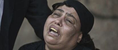 Una mujer egipcia llora tras la muerte a tiros de un familiar durante uan boda copta en uan iglesia de El Cairo.