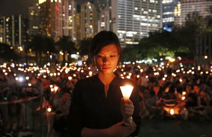 Decenas de miles de personas asisten a una vigilia con velas en el Parque Victoria en Hong Kong con motivo de las protestas de 1989 en la Plaza de Tiananmen dirigidas por los estudiantes, un evento anual que cobra mayor significado para la ciudad después de las manifestaciones pro democráticas del otoño pasado contra Pekín.