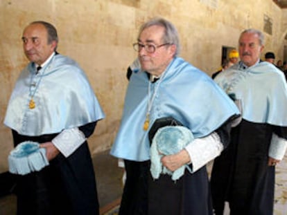 De izquierda a derecha, Ricardo Senabre, George Steiner y Carlos Fuentes, en la Universidad de Salamanca.