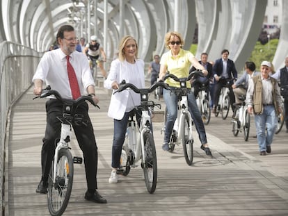 Mariano Rajoy, Cristina Cifuentes y Esperanza Aguirre, en bicicletas eléctricas en un acto de la campaña de las elecciones autonómicas y municipales de 2015.