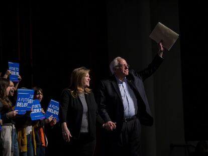 El candidato dem&oacute;crata Bernie Sanders y su mujer Jane.