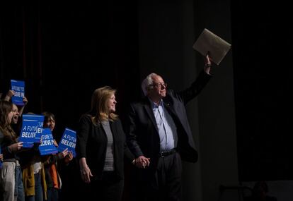 El candidato dem&oacute;crata Bernie Sanders y su mujer Jane.