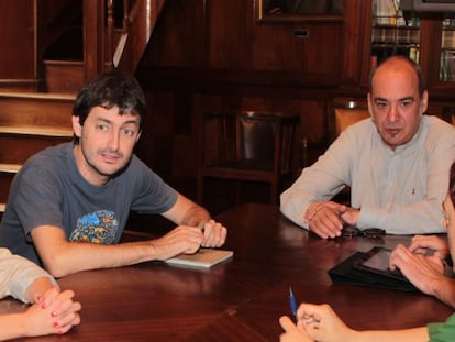 Iñaki Errazkin, a la izquierda, junto a Martin Garitano en una reunión reciente sobre basuras con alcaldes de Gipuzkoa.