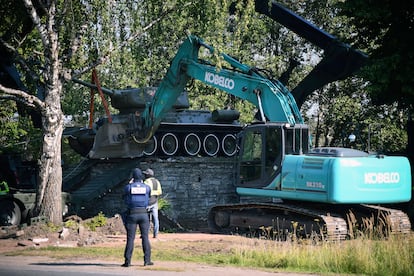Retirada del tanque soviético en Narva, en agosto de 2022.