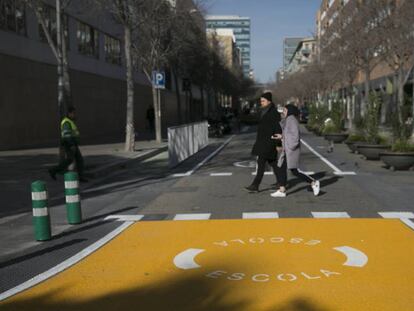 Entorn de l'escola Grèvol de Barcelona, amb senyalització que adverteix de la proximitat del centre.