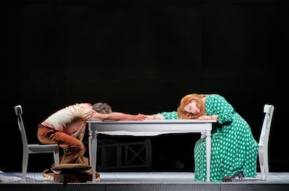 Tristán (Andreas Schager) e Isolda (Martina Serafin), postrados sin vida sobre la mesa en la última escena de la obra.
