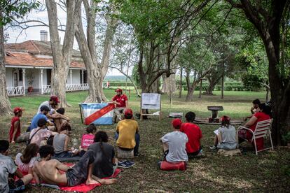 Integrantes de Proyecto Artigas en el predio Casa Nueva, en la provincia de Entre Ríos.
