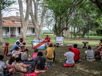 Integrantes de Proyecto Artigas en el predio Casa Nueva, en la provincia de Entre Ríos.