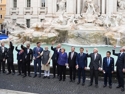 Os líderes do G-20 jogam uma moeda de um euro na Fontana di Trevi antes de iniciar o segundo dia de reuniões.