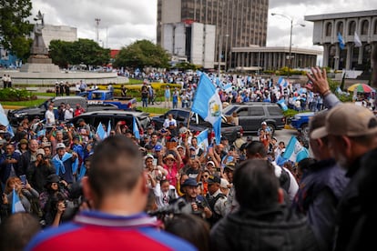 Manifestantes saludan a Arévalo durante la conmemoración de la Revolución de octubre de 1944, el día 20 del mes pasado.