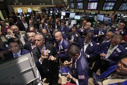 Sin descanso en agosto. Docenas de inversores en Wall Street.