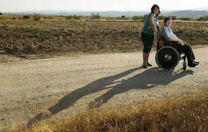 Gavril Gavris y su esposa Corina, en el camino de tierra que lleva a la finca donde sufrió el accidente.
