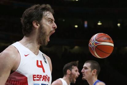 Pau Gasol celebra una cistella.