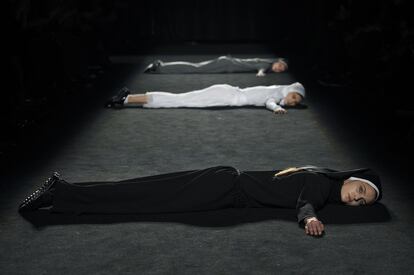 Modelos con las creaciones de la diseñadora catalana Txell Miras durante el desfile de la segunda jornada del 080 Barcelona Fashion, en el que se muestran las tendencias para el próximo otoño-invierno.