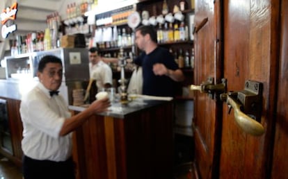 Barra del Bar Brasil, fundado en 1907, en el barrio de Lapa de Río de Janeiro.