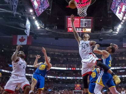 Los Toronto Raptors y los Golden State Warriors, durante el quinto juego de la final de la NBA de baloncesto 2019.