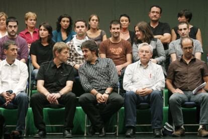 En el centro, en la primera fila, Rufi Etxebarria, Peio Urizar (EA) y Patxi Zabaleta (Aralar), ayer en Gernika.