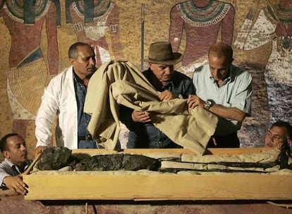 Zahi Hawass, con sombrero, ayer en el momento de trasladar a Tutankamn desde el sarcfago a la nueva urna de exhibicin.