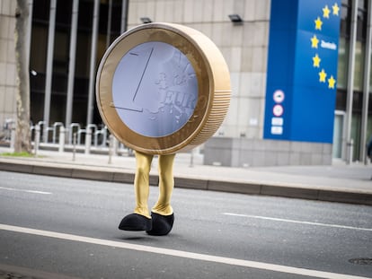 Una persona cruzaba la calle en febrero vestida de la moneda única, cerca de la sede del Bundesbank alemán, en Fráncfort.