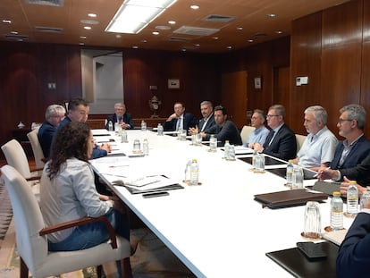 Imágen de la reunión de los firmantes del Manifiesto con el ministro de Industria, Comercio y Turismo, Héctor Gómez.