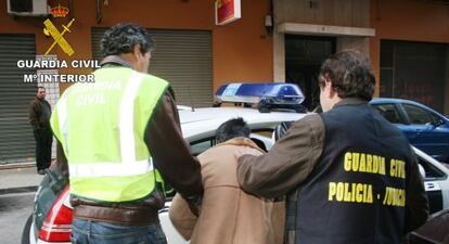 El detenido por agresión sexual es introducido en un vehículo de la Guardia Civil.