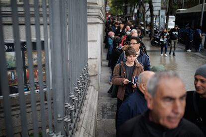 Decenas de personas hacen cola este miércoles en la Casa de América para visitar la capilla ardiente de Pablo Milanés.