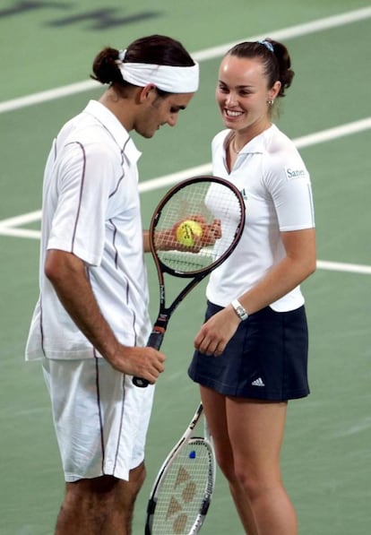 Roger Federer y Martina Hingis en su partido de dobles mixtos contra Wayne Ferreira y Amanda Coetzer, en la Copa Hopman, en Perth (Australia) el 5 de enero de 2001.