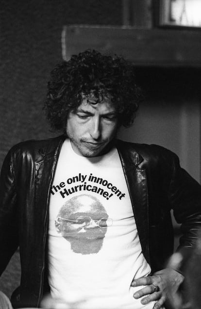 Bob Dylan con una camiseta de apoyo al boxeador Rubin Carter , protagonista de su canción “Hurricane”.