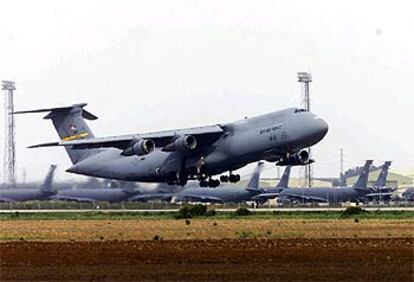 Aviones Galaxy y cisterna, ayer en la base de Morón (Sevilla).