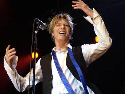 David Bowie durante um show na Alemanha em 2002.