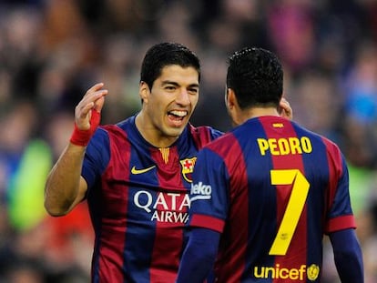 Luis Suárez celebra con Pedro su primer tanto en la Liga, ante el Córdoba en el Camp Nou.