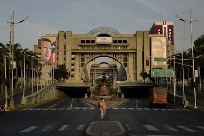 Una mujer cruza la avenida Bolívar frente al Palacio de Justicia en Caracas, Venezuela, el 26 de marzo de 2020.